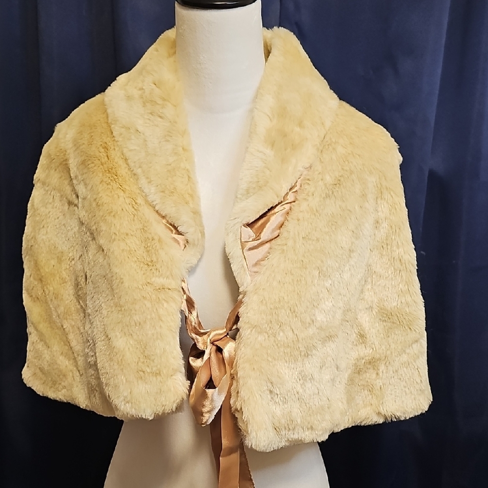 Tulle Cream Faux Fur Shawl Women's Size Medium